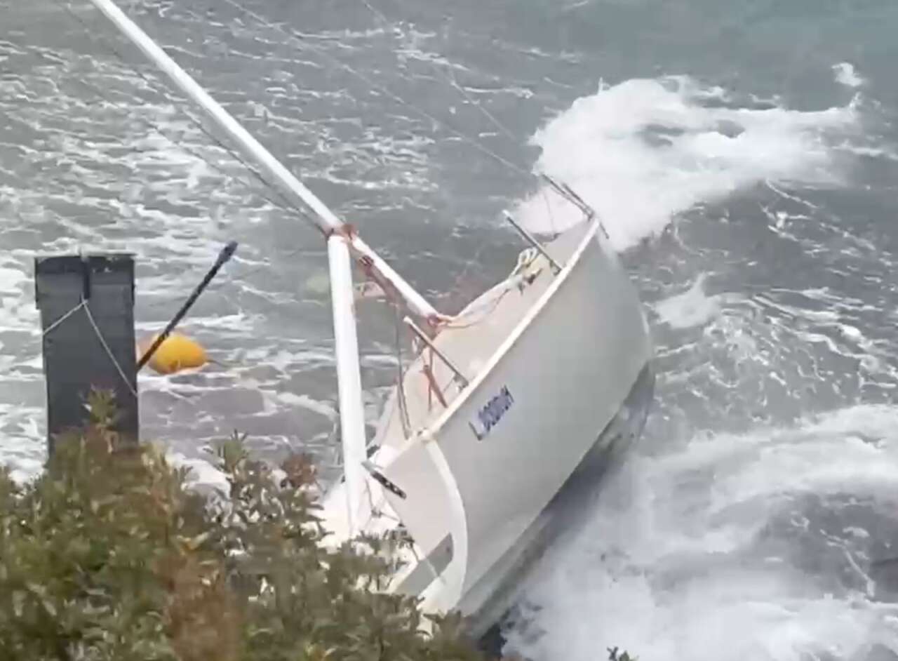 Fırtına Turizm Cenneti Bodrum’u Vurdu: Yelkenli Karaya Oturdu, Tekneler Çarpıştı 3